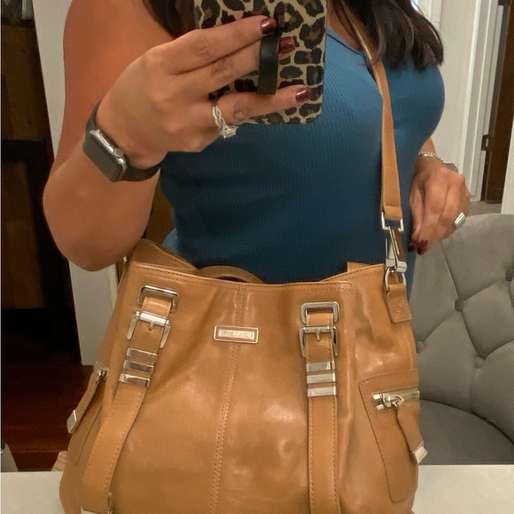 MICHAEL KORS MK LEATHER
SHOUDER BAG - Picture 10 of 13